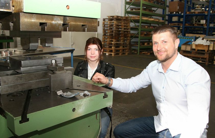 Mara Lauterbach und Frank Hoffmann sind die Gründer der neuen Firma »No-Touch« aus Meißen. Sie lassen bei Webaco in Cossebaude ihren innovativen Unterarm-Türöffner aus Edelstahl (kl. Foto) herstellen und haben sogar schon die ersten Bestellungen. Foto: Farrar