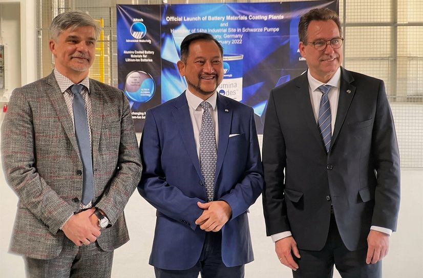 Carsten Baumeister, Projektleiter der Altech Industries Germany GmbH in Schwarze Pumpe mit YM Prinz Dato` Yaacob Khyra und Uwe Ahrens, Vorstand der Altech Advanced Materials AG.