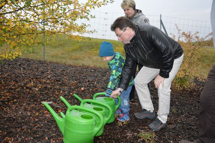 Das Angießen des Innovationsbäumchens im Findlingspark läutete die dritte Runde des Innovationspreises ein. Foto: PR