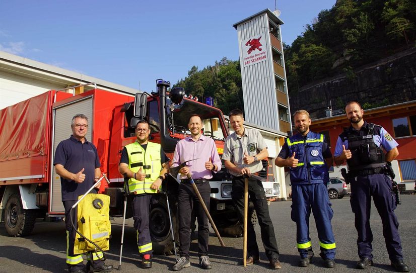 v.l. Kreisbrandmeister Karsten Neumann, Felix Strohbach (Freiwilligen Feuerwehr Bad Schandau), Thomas Kunack (Bürgermeister Bad Schandau), Ulf Zimmermann (Leiter der Nationalparkverwaltung), Mirco Kammann (Fachberater des THW Pirna) und Polizeioberkommissar Michael Thomas (Polizeirevier Sebnitz)