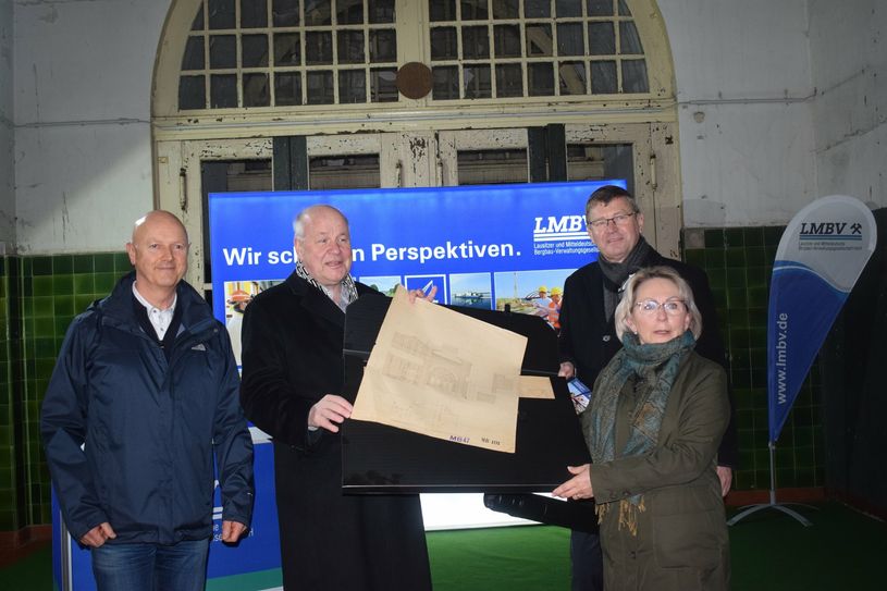 LMBV-Abteilungsleiter Jörg Lietzke, Gunnar John, Kaufmännischer Geschäftsführer der LMBV, Siegurd Heinze, Landrat des Landkreises OSL und Martina Gregor-Ness, Kreistagsvorsitzende, bei der Übergabe des Zechenhauses.