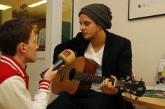 Alexander Knappe unterstützte schon im vergangenen Jahr die Aktion „Die Lausitz hilft“ vom WochenKurier und BB Radio. Hier spricht Radioredakteur Benjamin Kühn mit dem Musiker. Foto: Archiv / jho