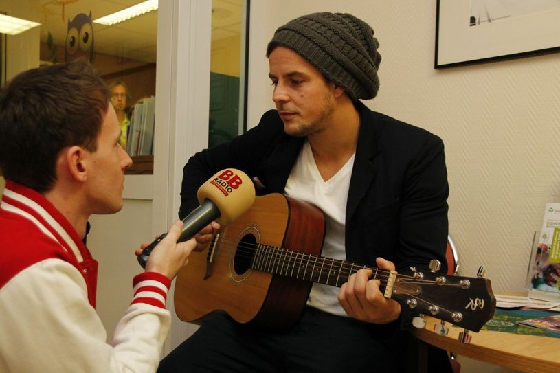 Alexander Knappe unterstützte schon im vergangenen Jahr die Aktion „Die Lausitz hilft“ vom WochenKurier und BB Radio. Hier spricht Radioredakteur Benjamin Kühn mit dem Musiker. Foto: Archiv / jho