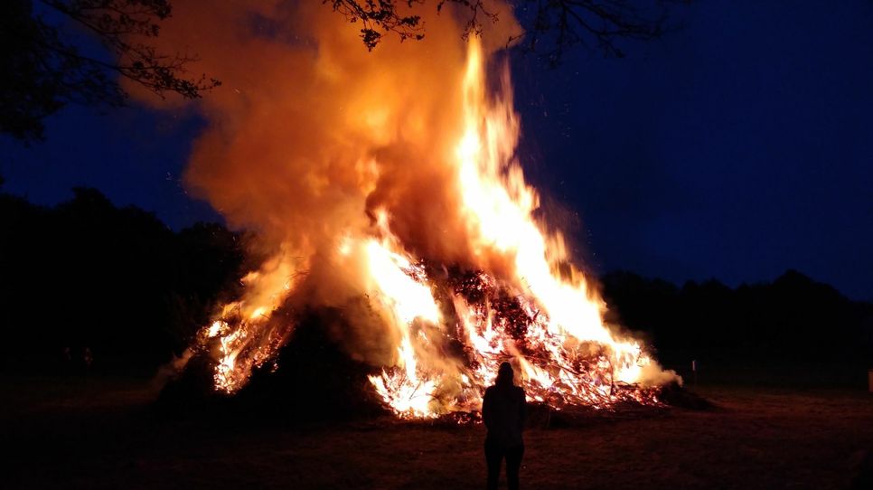 In vielen Orten ist es Brauch, am 30. April ein Hexenfeuer zu entzünden. Foto: Keil
