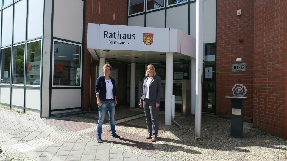 Silke Steiniger (li.) ist in Forst Ansprechpartnerin für Rückkehrer wie etwa Cathleen Rohr-Mehani (re.). Sie ging 2001 nach München, ist zurückgekehrt und seit Juni 2020 als Digitalisierungsbeauftragte in der Stadtverwaltung Forst tätig. Foto: Dany Dawid
