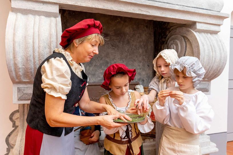 Mit der Kammerzofe durch Schloss Doberlug. Foto: Museumsverbund EE/Andreas Franke