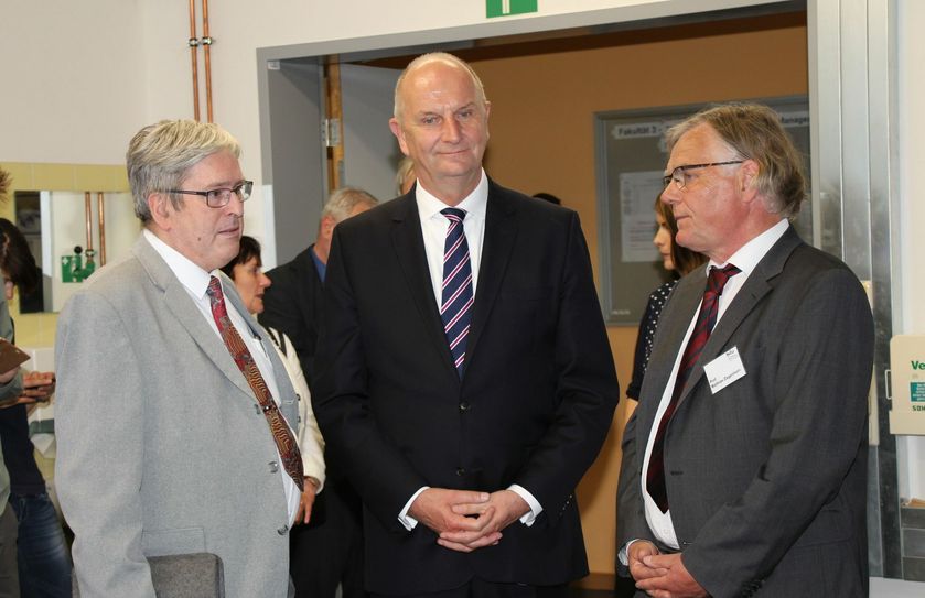 Prof. Dr.-Ing. Jörg Steinbach (li.) ist jetzt Wirtschaftsminister im Land Brandenburg. Er war seit Juli 2014 Präsident der BTU Cottbus-Senftenberg. Im Mai dieses Jahres besuchte Ministerpräsident Dietmar Woidke (Mitte) den BTU-Standort in Senftenberg, traf sich mit Jörg Steinbach und unterhielt sich unter anderem mit Prof. Dr.-Ing. Matthias Ziegenhorn (re.) vom Fachgebiet Technische Mechanik und Maschinendynamik. Foto: sts