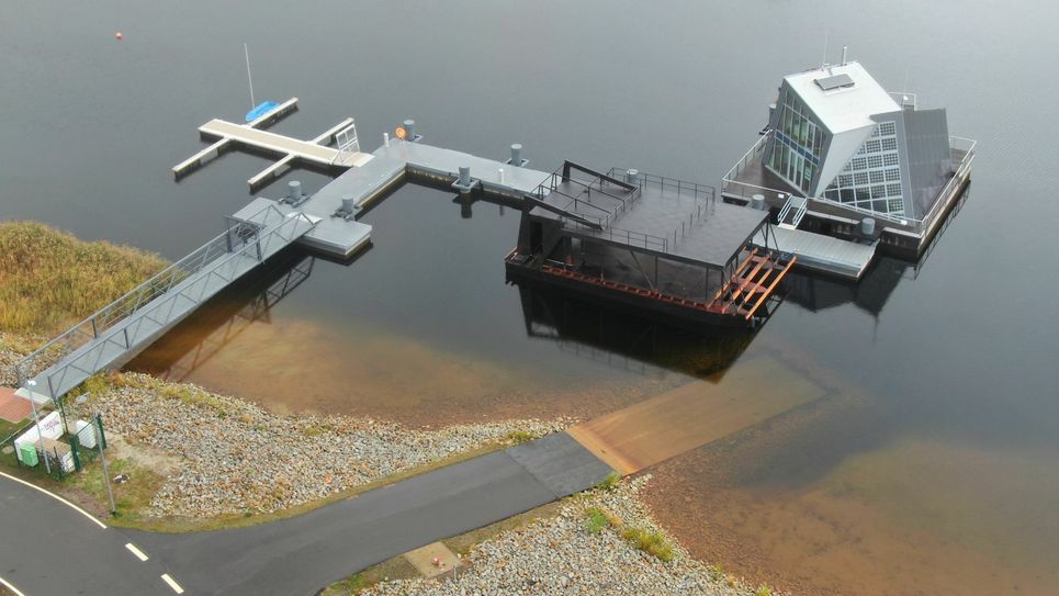 Bereits im Vorjahr den Nutzern übergeben: Das »autartec-Haus« am Bergheider See (r.o.). Im Frühjahr soll dann auch das Konferenzboot fertig sein. Foto: sr