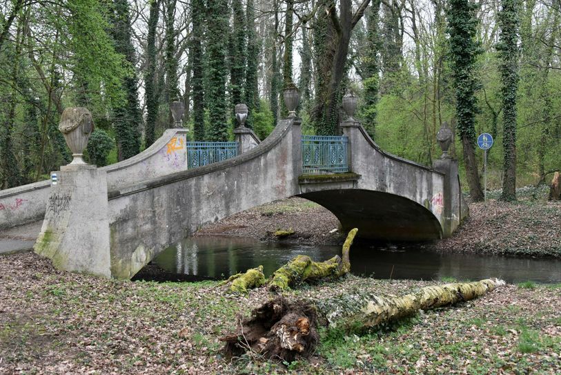 Am Montag hat die Stadt damit begonnen, die Jubiläumsbrücke zu sanieren. Die Maßnahme war dringend notwendig, da die Brücke bereits zahlreiche Mängel aufwies. Foto: Helbig