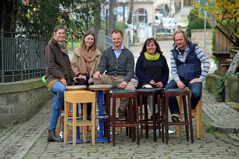 Frederike Müller (EHF e.V.), Lisa Köhler (EHF e.V.), Olaf Plaumann (Radeberger Exportbierbrauerei), Heike Reichel (EHF e.V.), Volker Wenzel (EHF e.V.) freuen sich über jeden Barhocker, der für den längsten Tresen gespendet/geborgt wird. Foto: Kreuziger