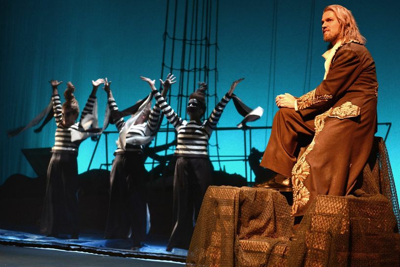 Prospero (Sebastian Volk) (rechts), entfacht mit Hilfe des Luftgeistes Ariel (Alrun Herbing,Anna Schönberg, Hanka Mark) den Sturm. Foto: »neue Bühne Senftenberg«