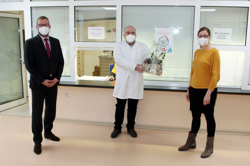 Geschäftsführer Jörg Scharfenberg (li.) und Prokuristin der MVZ am Seenland Klinikum GmbH, Juliane Kirfe (re.), begrüßen Dimitar Nechev vor der Anmeldung. Foto: LSK/Gernot Schweitzer