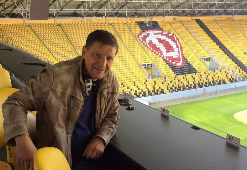Jens Genschmar, Geschäftsführer des Dresdner Fußballmuseums, hat auf den Pressearbeitsplätzen im Stadion Platz genommen. Foto: Pönisch