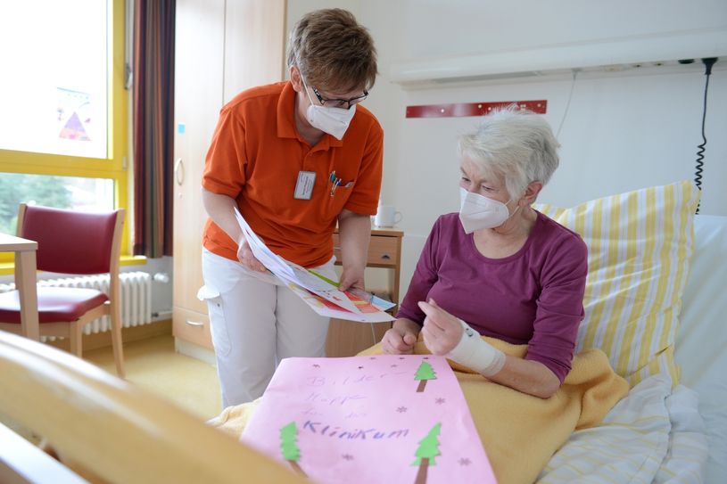 In der Klinik für Geriatrie im Krankenhaus Lauchhammer fehlt der Besuch von Angehörigen. Dass Besuchsverbot besteht seit dem 7. Oktober 2020. Mutmachbilder von Kindern aus der Region spenden Freude und Trost. Foto: © KNL / Steffen Rasche