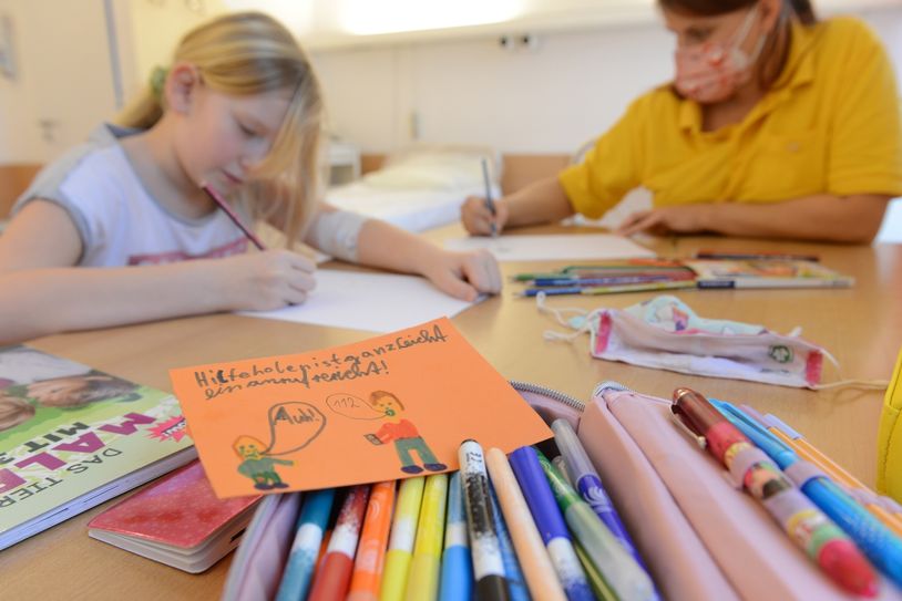 Auch die kleinen Patienten der Kinderklinik in Lauchhammer malen Bilder, um die großen Patienten im Klinikum Niederlausitz über den ausbleibenden Besuch hinwegzutrösten. Foto: © KNL / Steffen Rasche
