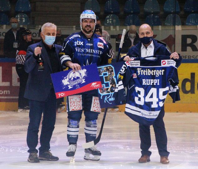 v.l. Christian Domschke, Rekordspieler Steven Rupprich und Geschäftsführer Maik Walsdorf. Fotos: Büttner
