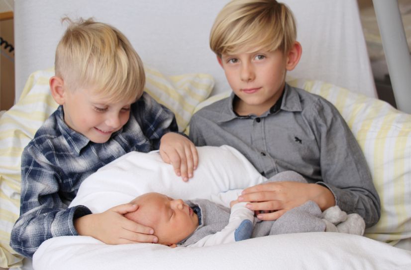 Felix (li.) und Henry (re.) sind die stolzen großen Brüder des Jubiläumsbabys Béla.