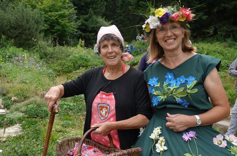 Semmelmilda alias Sabine Nowraty (li.) und Gartenleiterin Annette Zimmermann.