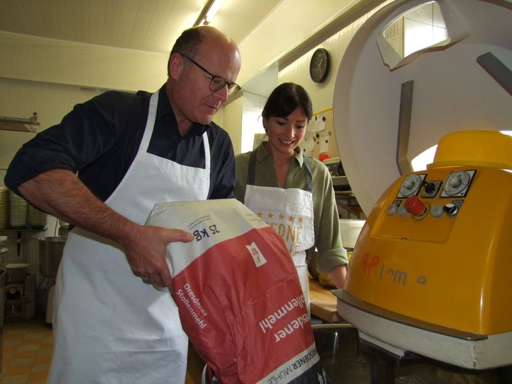 Hier kippt Oliver Schenk das Weizenmehl in die Teigknetmaschine.