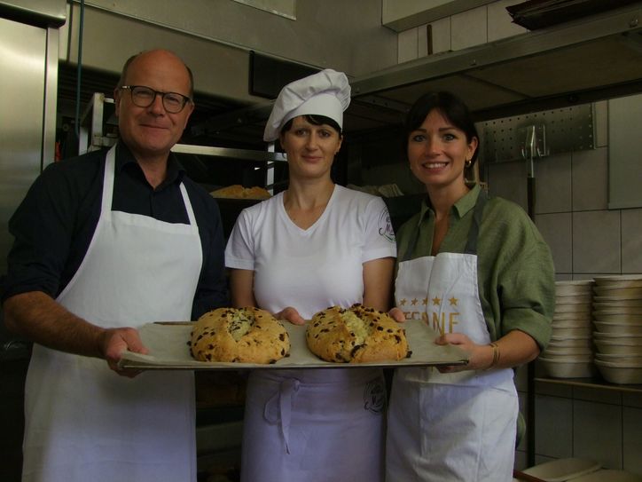So sehen sie aus, die schmackhaften Christstollen der Räckelwitzer Bäckerei Martin. Nach der kleinen Backperformance präsentieren Elaine Jentsch, Oliver Schenk und Bäckermeisterin Therese Schenk zwei fertige Christstollen.