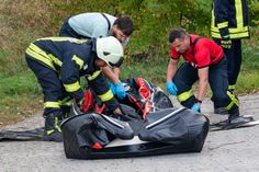 Kameraden der Freiwilligen Feuerwehr bei der Vorbereitung der Bergungsmaßnahmen.