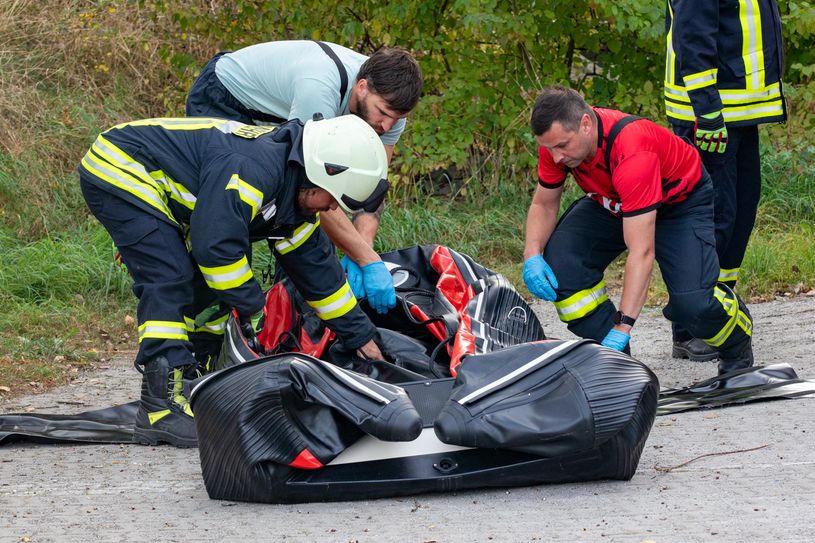 Kameraden der Freiwilligen Feuerwehr bei der Vorbereitung der Bergungsmaßnahmen.