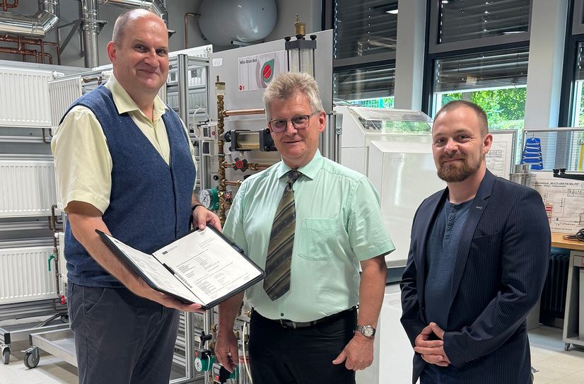 Grund zur Freude hatte auch Uwe Richter, Schulleiter des BSZ Bautzen. Schulamtsleiter Matthias Knaak überbrachte mit Sachgebietsleiter Marcel Knobloch den Fördermittelbescheid