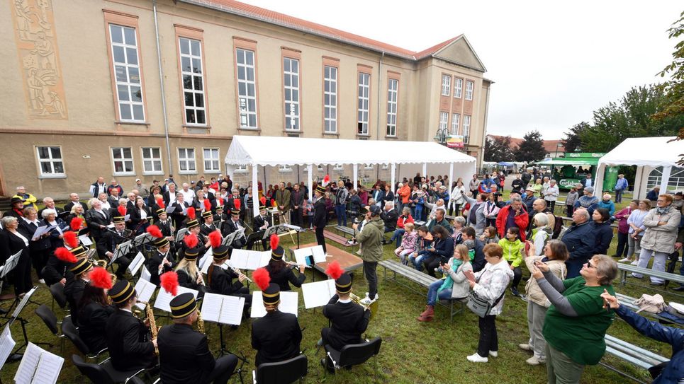 Das Orchester der Bergarbeiter Plessa e.V. spielt und  die Einwohner von Plessa singen das Plessaer Heimatlied beim Naturparkfest 2021.  Foto: Veit Rösler