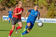 Die BFV 08-Spielerin Nadine Rinke (blaues Trikot) im Antritt gegen eine Verteidigerin von Turbine Potsdam II. Gegen die Brandenburgerinnen schaffte Bischofswerda ein 1:1 Unentschieden.
