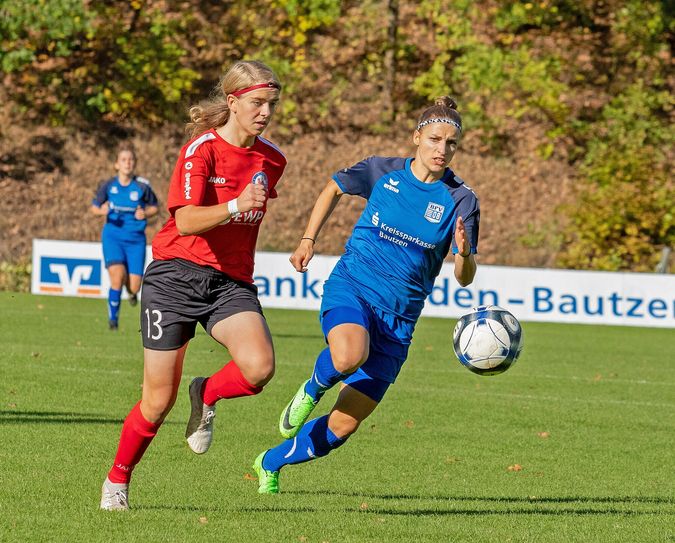Die BFV 08-Spielerin Nadine Rinke (blaues Trikot) im Antritt gegen eine Verteidigerin von Turbine Potsdam II. Gegen die Brandenburgerinnen schaffte Bischofswerda ein 1:1 Unentschieden.