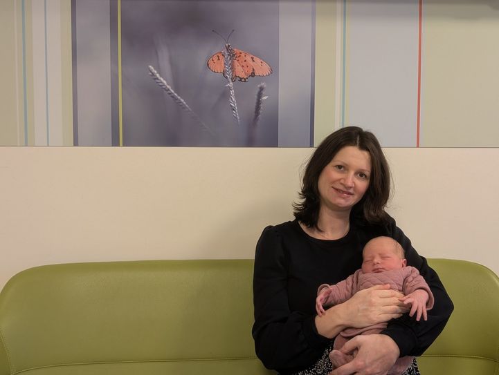 Janet Wenke Richter hält ihre Tochter Enna im Arm. Janet Wenke Richter hält ihre Tochter Enna im Arm.
