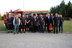 Die Kameraden der Freiwilligen Feuerwehr Gleina sowie der Bürgermeister Matthias Seidel (links) und der CDU-Landtagsabgeordnete Marko Schiemann stehen vor dem Feuerwehrfahrzeug.