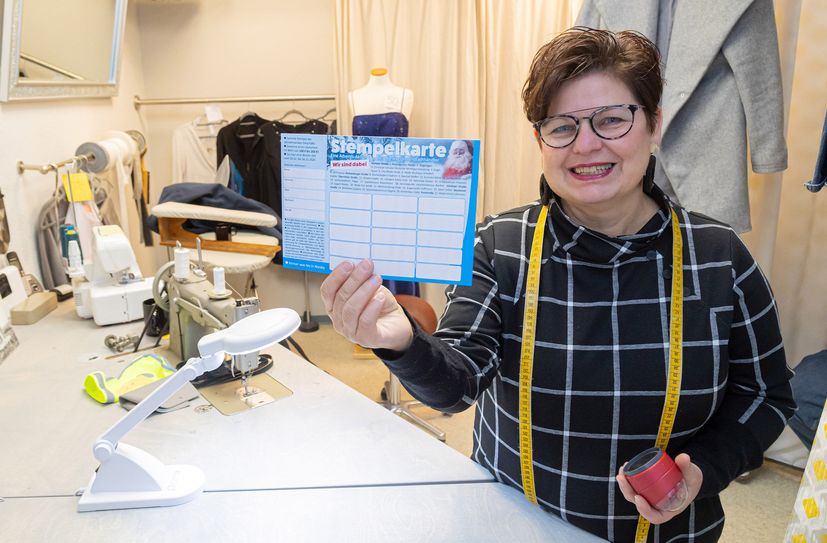 Wiebke Kosian in ihrem »Nähkästchen« mit den Stempelkarten.  Foto: André Schulze