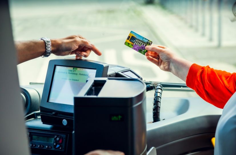 Ticketkontrolle im Bus.