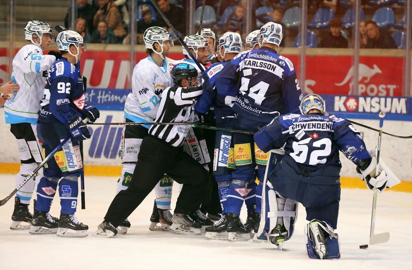 Spielszene: Dresdner Eislöwen vs. Bietigheim Steelers