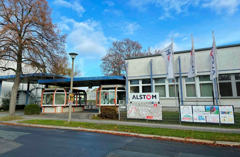 Alstom-Standort in Görlitz. Das Unternehmen hatte in Deutschland Ende 2021 eine Restrukturierung angestoßen, um die deutschen Alstom-Standorte wettbewerbsfähiger aufzustellen. Der nun abgeschlossene Zukunftstarifvertrag ist das Ergebnis eines Einigungsprozesses, der im Dezember 2021 mit Verhandlungen zwischen Management sowie Betriebsrat und IG Metall begonnen hatte.