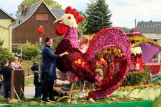 Der Lichtenhainer Hahn führt den Festumzug an – als Wahrzeichen des Ortes.