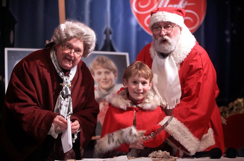 Canaletto alias Matthias Schanzenbach, Pirnas Weihnachtskind Richard (8 Jahre) und Weihnachtsmann Ekki (Ekkehart Garten) hatten den Jubiläums-Canalettomarkt eröffnet.
