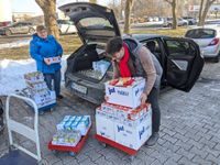 Einen Teil der Lebensmittelspenden bekam jetzt die Görlitzer Tafel für die Bedürftigen. Nicole Scheibe und Harald Prause-Kosubek haben die Spenden zusammen mit weiteren Mitstreitern organisiert.