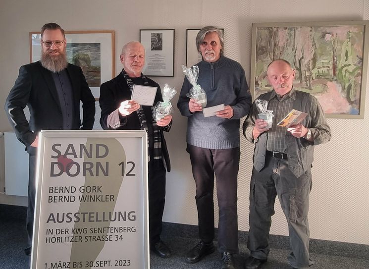 Tobias Dorn (Geschäftsführer KWG), Bernd Winkler und Bernd Gork (Maler) und Prof. Alfred Tempel bei der Eröffnung der Ausstellung.