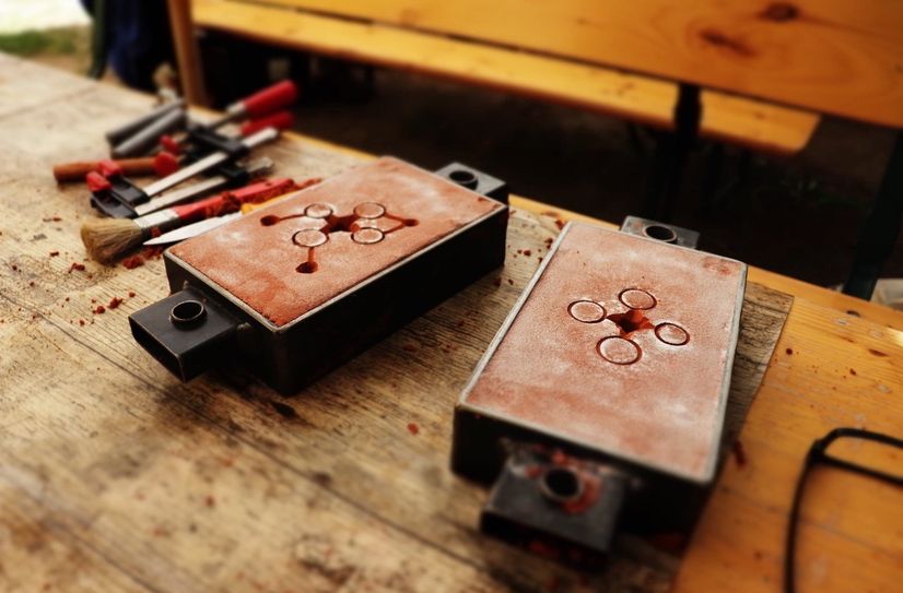 In der Bronzewerkstatt können Kinder eine eigene Pfeilspitze oder einen eigenen Ring herstellen.