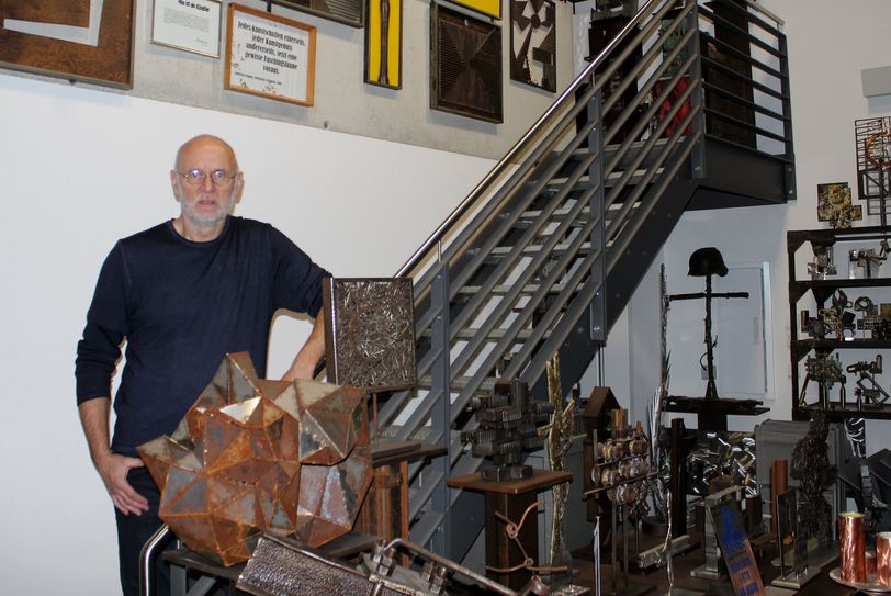 Frank Findeisen in seiner Galerie auf der Mittelstraße in Königsbrück.Foto: Matthias Stark