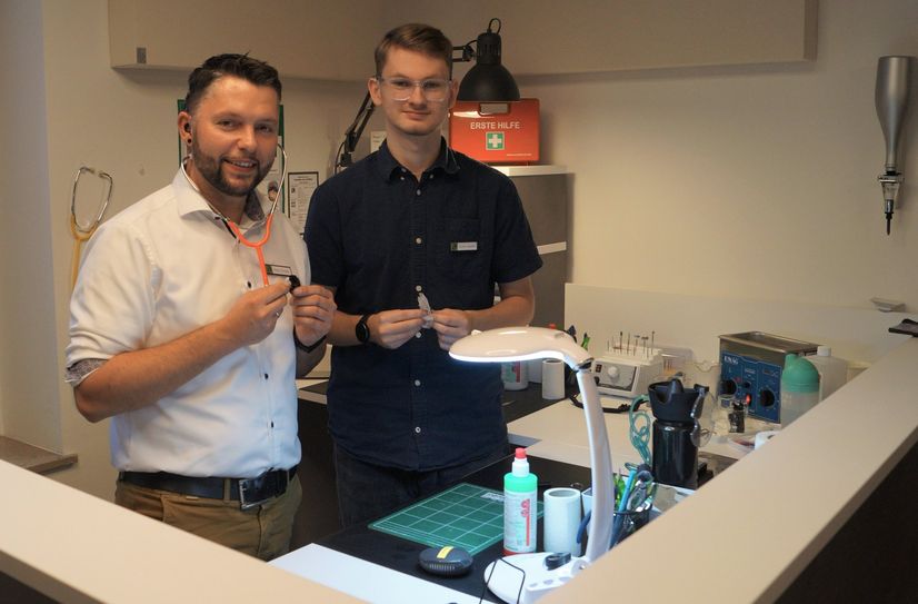Hörakustikermeister Florian Schuster bildet Arthur Lieschke in seinem Unternehmen zum Hörakustiker aus. Zu den praktischen Aufgaben gehört u.a. das Reinigen von Hörgeräten.