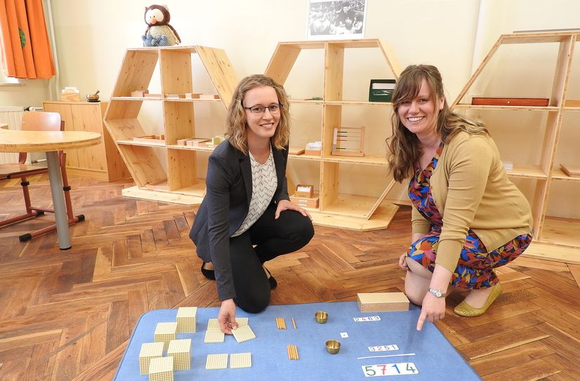 Schulleiterin Madeleine Kranz (re.) und Hortleiterin Cindy Philipp freuen sich auf den Start der neuen Montessori-Schule in Lohmen.