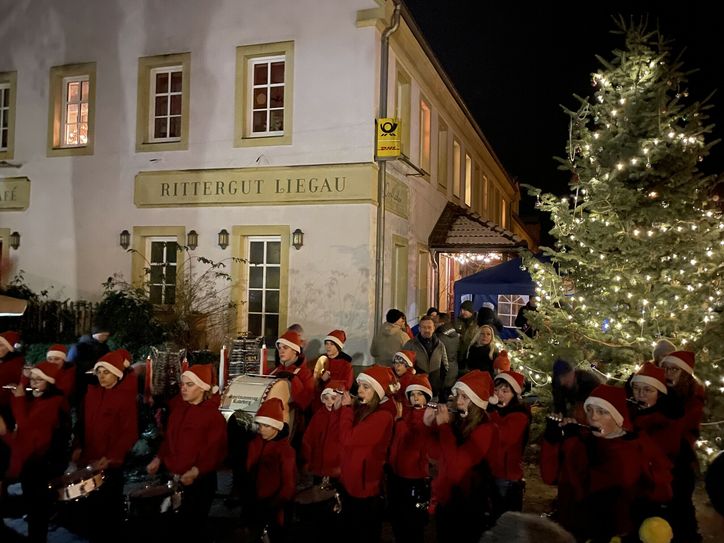 Im vergangenen Jahr besuchten wieder zahlreiche Menschen aus Radeberg und Umgebung den Liegauer Weihnachtsmarkt, der zu den kleinsten in der Region gehört. Foto: privat