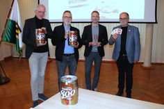 Norbert Rogge, Marketingleiter der Schwerter Brauerei Meissen, Grafiker René Ebert, David Kliemann vom Stadtmarketing und Oberbürgermeister Roland Dantz (v.l.n.r.) präsentieren das Bier zum Stadtjubiläum.