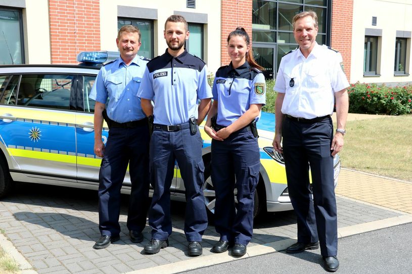 Polizeihauptkommissar Jürgen Schurad, Dienstgruppenführer der Wachpolizisten, Alexander Frühauf, Carolin Grüner und Polizeipräsident Torsten Schultze (v.l.n.r.). Foto: Polizei