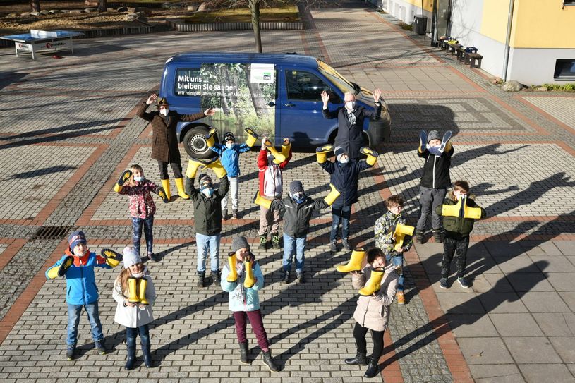 "Hurra, wir haben von der LWG Gummistiefel bekommen!", freuten sich am 22. März die ersten Schüler der Wassergenerationenklasse. Die andere Hälfte der Klasse wurde einen Tag später damit überrascht. Foto: Kliche