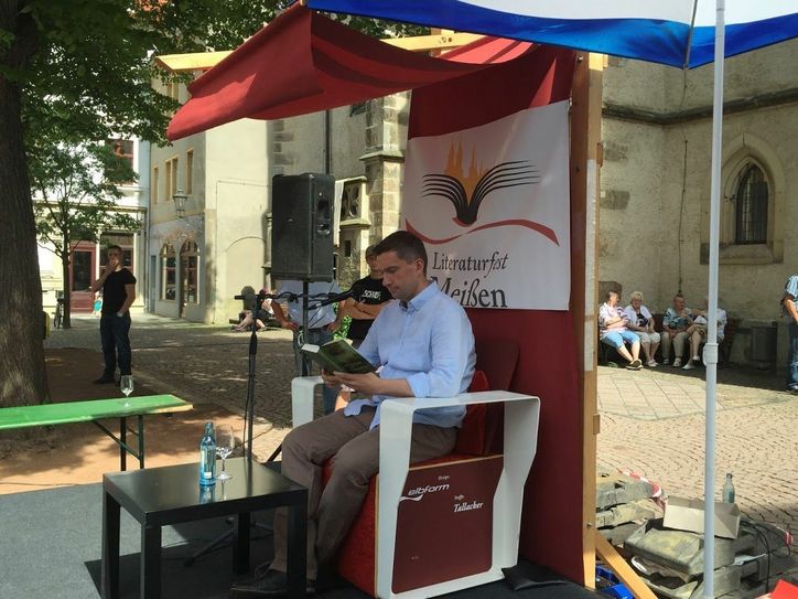 Am kommenden Freitag, den 8. Juni, wird der Vorsitzende der SPD Sachsen und stellvertretende Ministerpräsident des Freistaates Sachsen, Martin Dulig, im Rahmen des Meißner Literaturfestes ab 17.30 Uhr auf der Marktplatz-Bühne aus Bernd-Lutz Langes „Mauer, Jeans und Prager Frühling“ vorlesen.