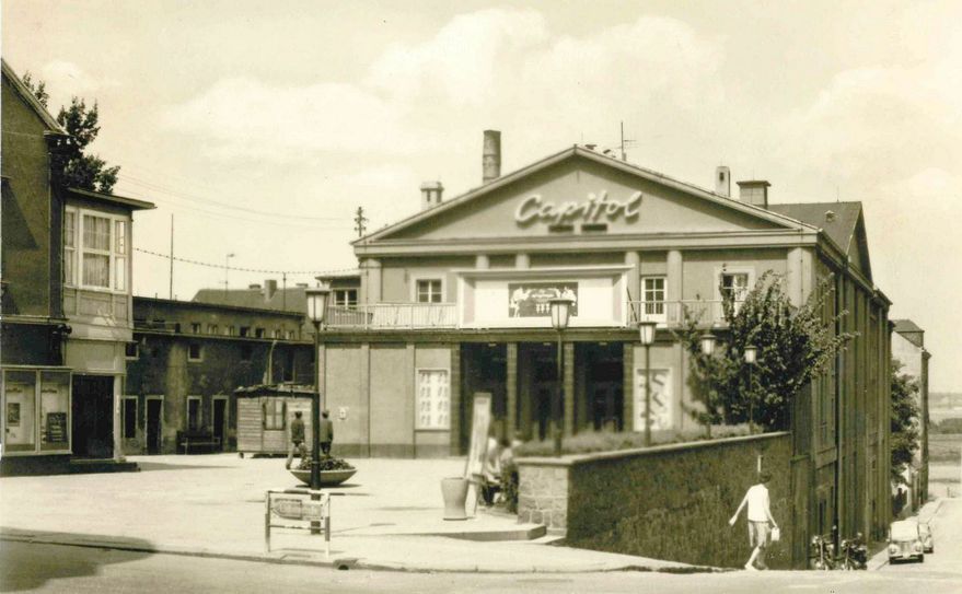 Blick auf das Riesaer Kino um 1965. Da war das »Capitol« bereits fast 40 Jahre alt. Frühere Aufnahmen, vor allem aus der Zeit vor 1945 existieren wahrscheinlich nicht. Postkarte: VEB Bild und Heimat, Kampmann